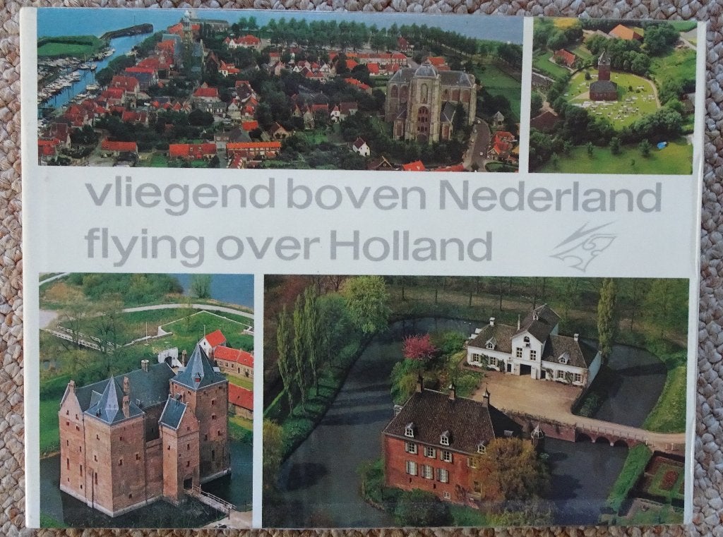 Vliegend boven Nederland  Flying over Holland  K1, Ophalen of Verzenden, Zo goed als nieuw