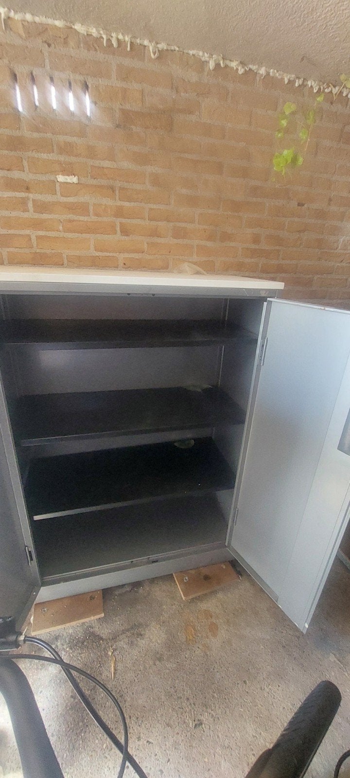 Stevige brandkast met legplanken - 138x100x45 cm, Huis en Inrichting, Brandblussers en Brandkasten, Ophalen
