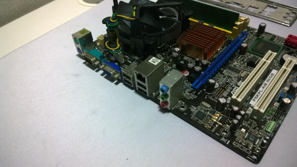 asus p5kpl-am in/gb, LGA775, Quad core Q8300, 1GB DDR, IO sh, Ophalen, Gebruikt, Socket 775, Intel