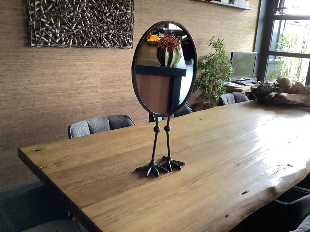 Prachtige ovale spiegel . Zwaar metaal type Kip zonder kop !, Minder dan 50 cm, Ophalen of Verzenden, Zo goed als nieuw, Minder dan 100 cm