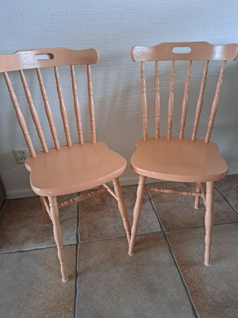 Vintage houten stoeltjes, 2 stuks zalmroze, Huis en Inrichting, Stoelen, Ophalen, Gebruikt, Twee, Overige kleuren