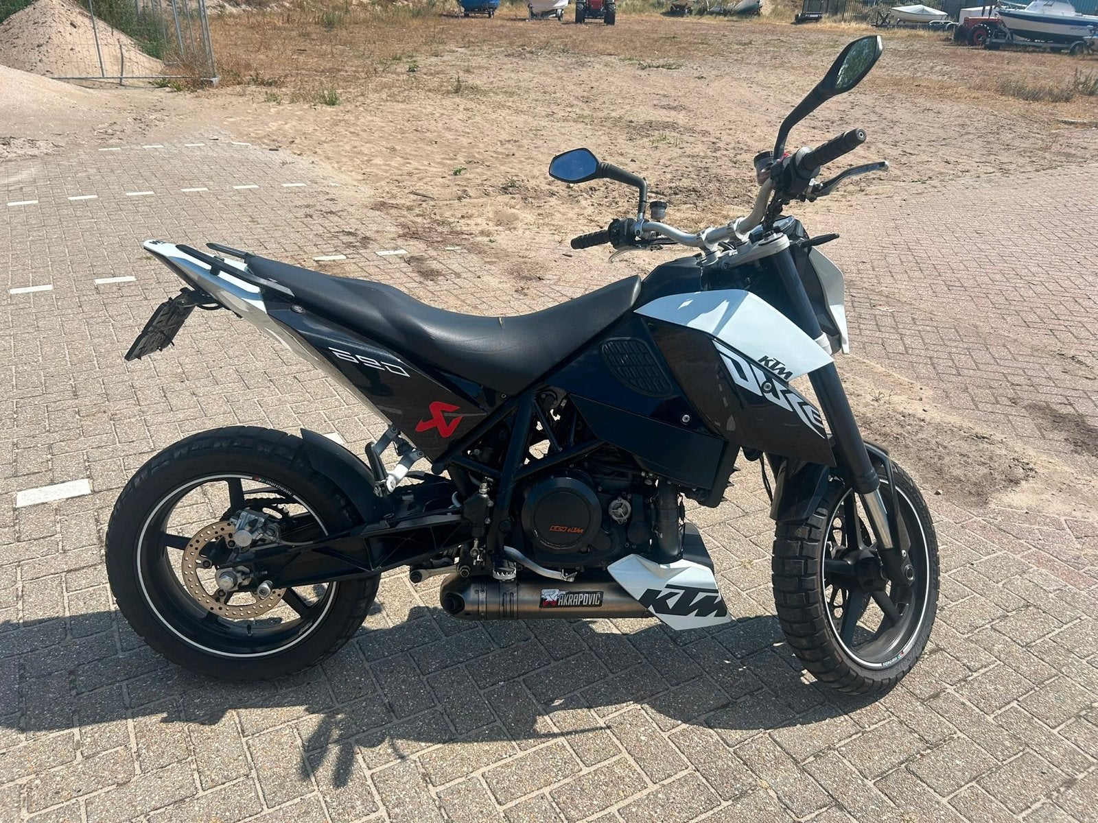 KTM Duke 690 - Naked bike met Akrapovic uitlaat, Motoren, Sportuitlaat, Gebruikt, Particulier, Handgeschakeld