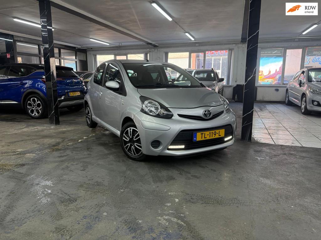 Toyota Aygo 1.0 VVT-i Aspiration Automaat | Navigatie | Airc, Auto's, Euro 5, Gebruikt, Parkeersensor, 4 stoelen