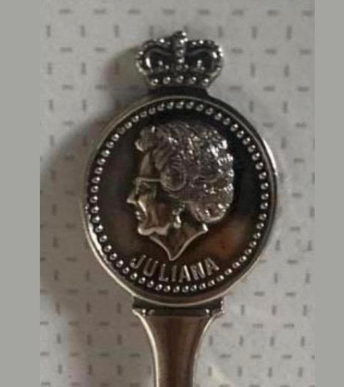 Lepeltje met kroontje en beeld van Koningin/prinses Juliana., Ophalen of Verzenden, Zo goed als nieuw, Nederland, Speld(je) of Lepel(tje)