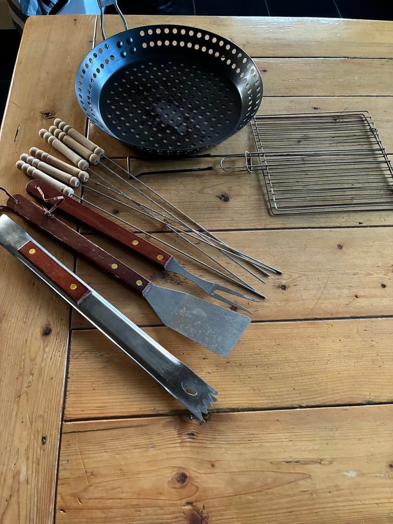 Complete BBQ Gereedschap Set: Tang, Spiesen, Vispannetje, Ophalen, Gebruikt