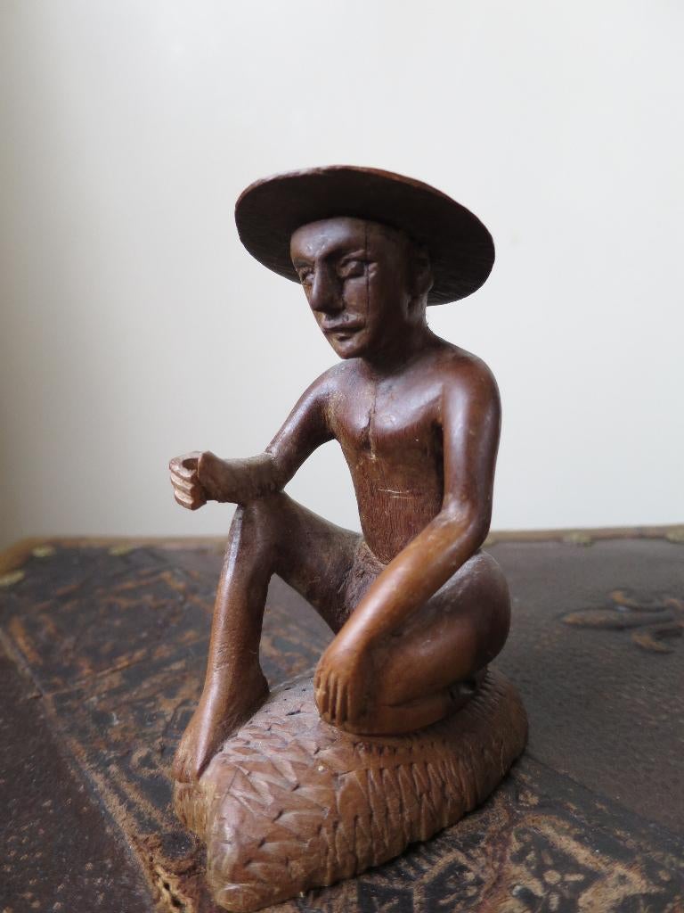 MOOI UIT HOUT GESNEDEN VISSERMAN BEELDJE 11 CM, Ophalen of Verzenden