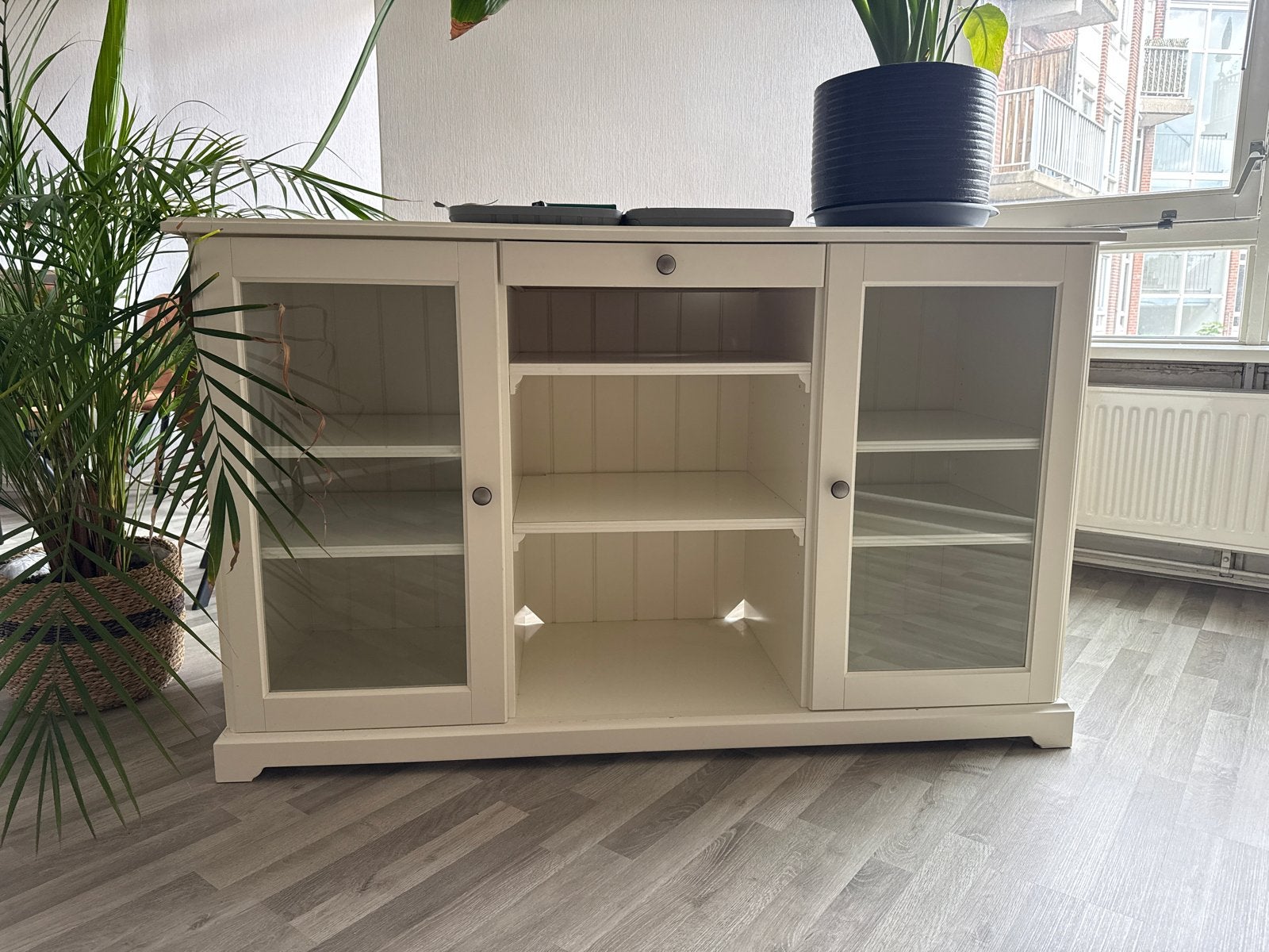 Crèmekleurig dressoir met glazen deuren - Direct ophalen!, Huis en Inrichting, Kasten | Televisiemeubels, Ophalen, Gebruikt, 100 tot 150 cm