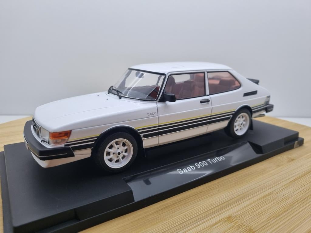 MCG Saab 900 Turbo Wit 1:18 Nieuw in doos!, Overige merken, Auto, Nieuw, Ophalen of Verzenden