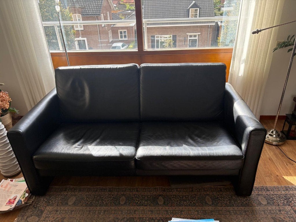 Twee zwarte leren banken, Huis en Inrichting, Ophalen, Gebruikt, 150 tot 200 cm, Tweepersoons