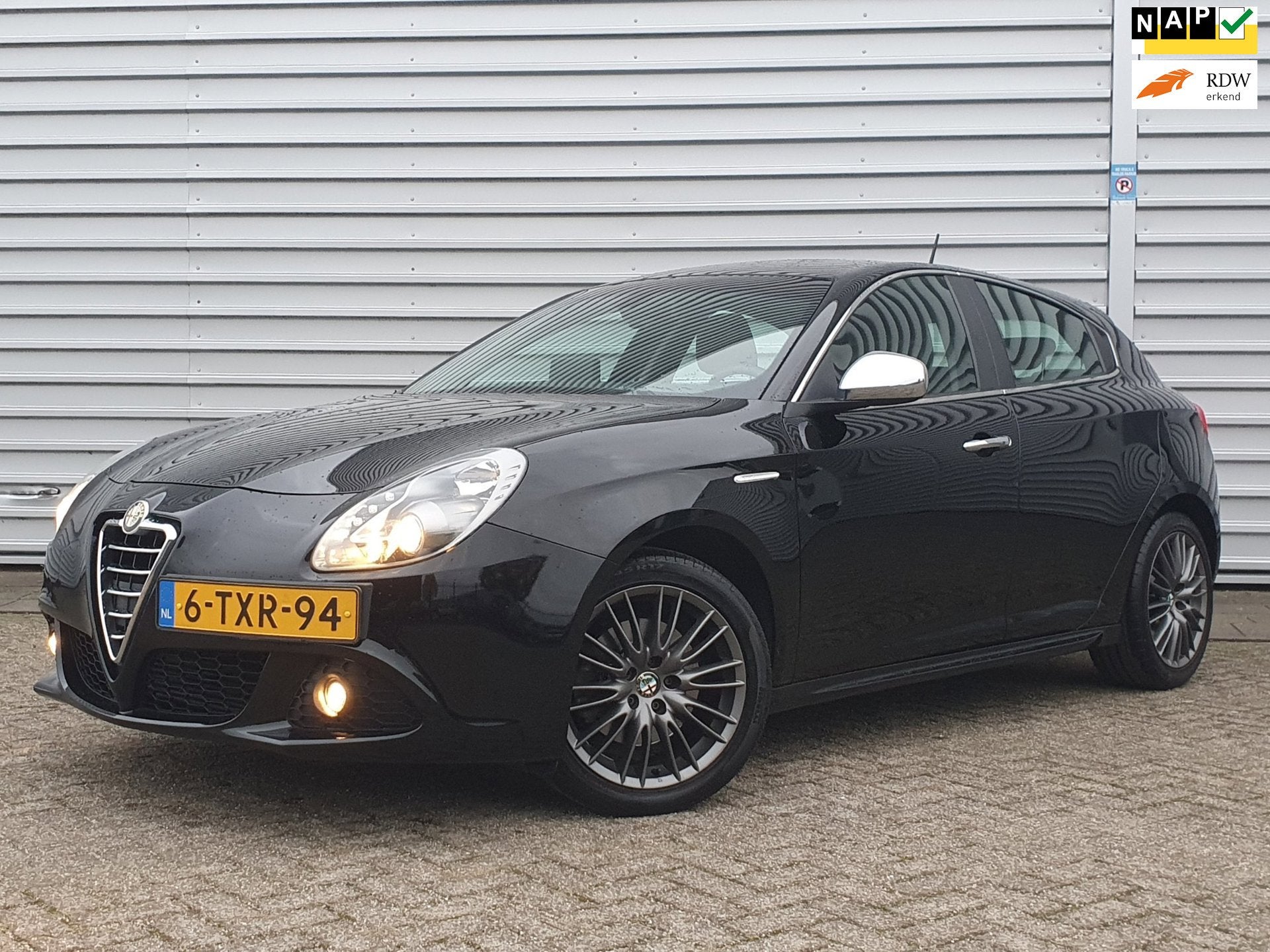 Alfa Romeo Giulietta 1.4 T Dist. Clima/Navi/Leder/Automaat, Auto's, Beige, Zwart, Bedrijf, 19 km/l