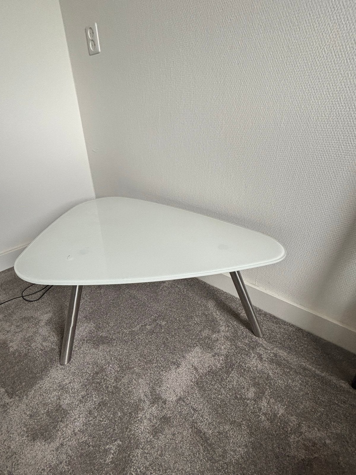 Moderne driehoekige salontafel van glas met RVS poten, Gebruikt, 50 tot 100 cm, Glas, 5 – 50