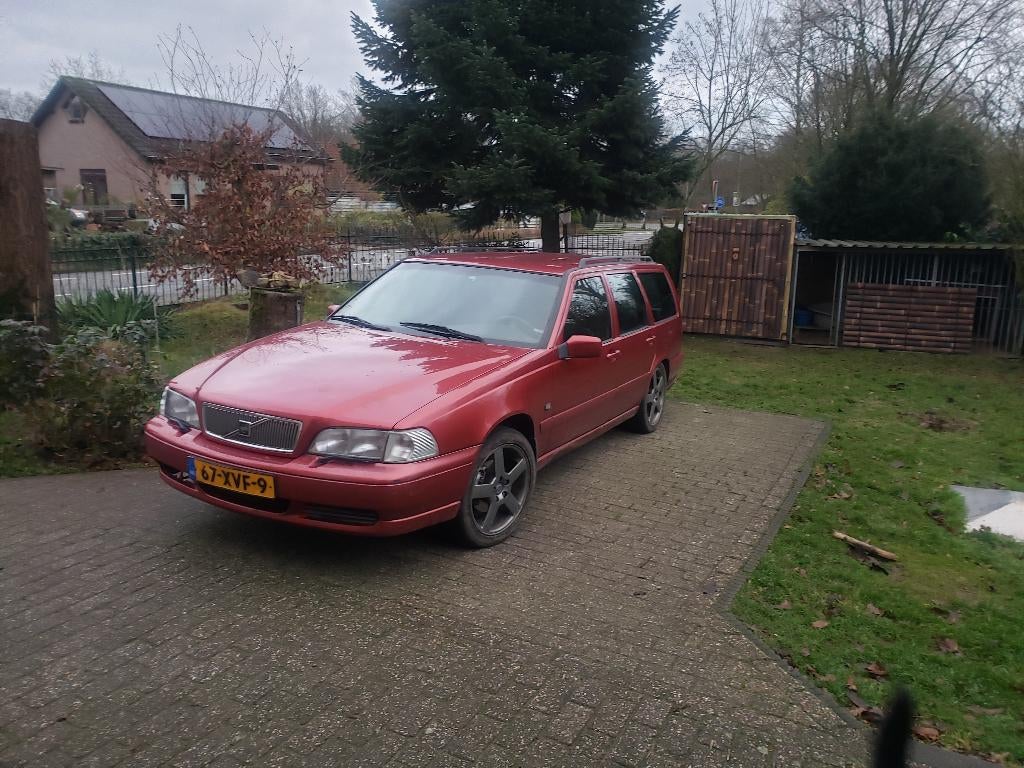 Volvo V70 2.5 1997 Rood met nw. APK !, Voorwielaandrijving, Zwart, V70, Particulier