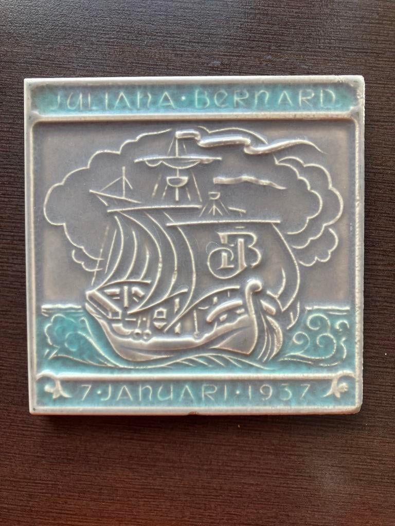 Gedenktegel Juliana Bernard 1937 Mosa, Antiek en Kunst, Ophalen of Verzenden