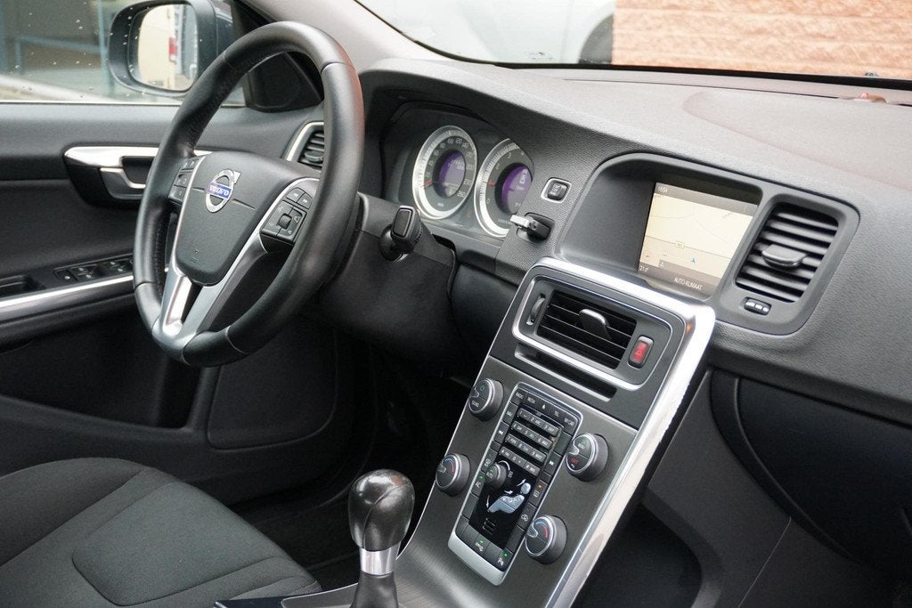 Volvo S60 1.6 T3 Summum + NAVIGATIE / BLUETOOTH / LMV, Auto's, Volvo, Voorwielaandrijving, 15 km/l, Gebruikt, 4 cilinders