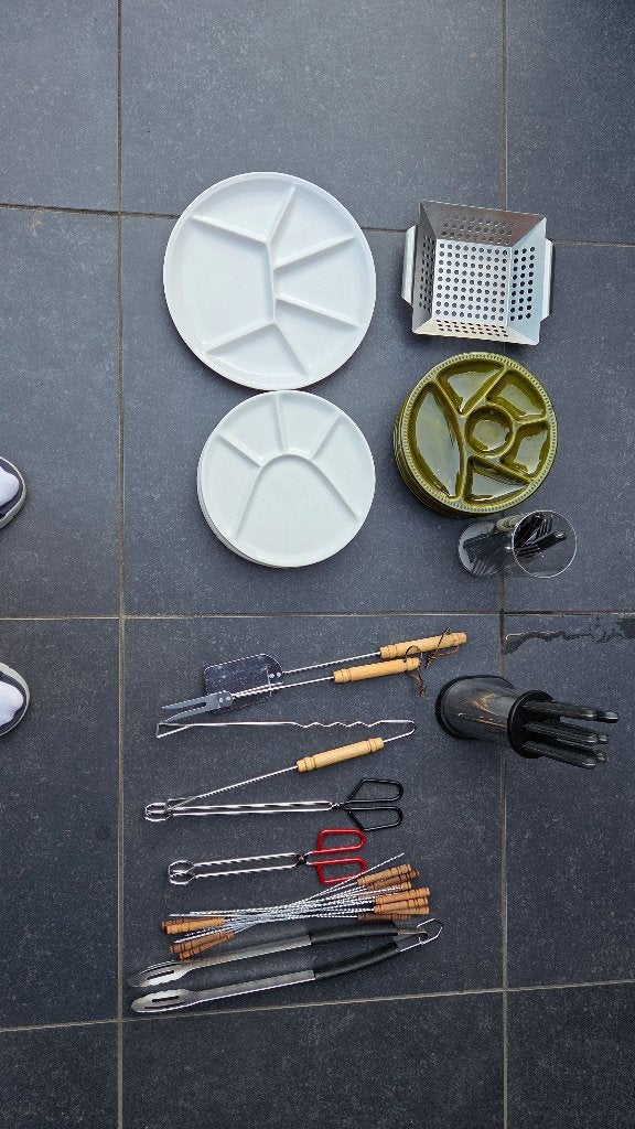 BBQ borden, bestek en tangen, Ophalen, Gebruikt, Onbekend