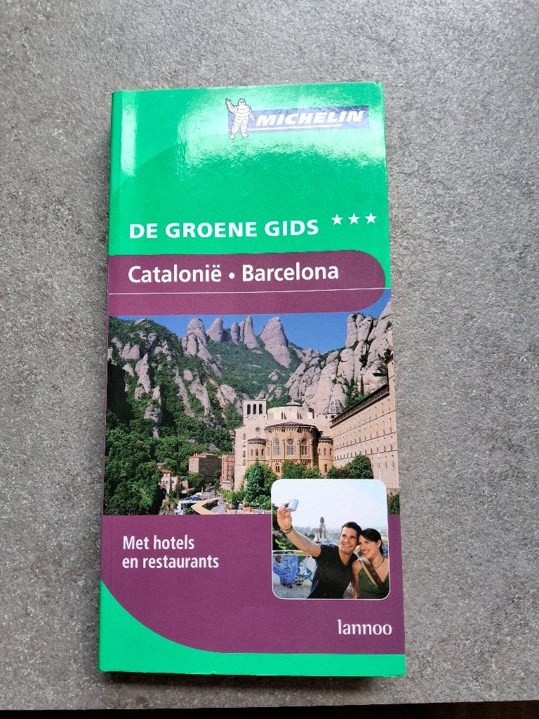 gids Barcelona en Catalonië + wegenkaart, Europa, Ophalen of Verzenden, Reisgids of -boek, Gelezen