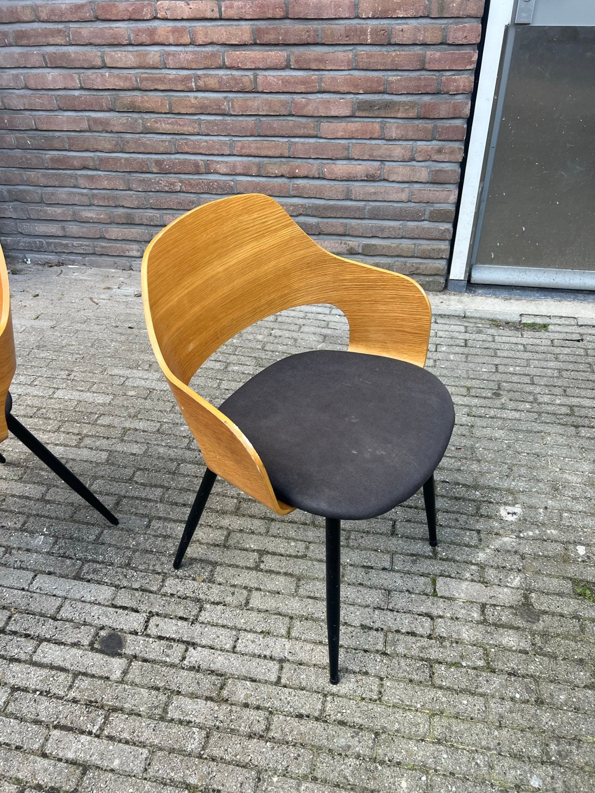 Moderne stoel met houten kuip en stoffen zitting, Ophalen, Gebruikt, Zwart, Eén