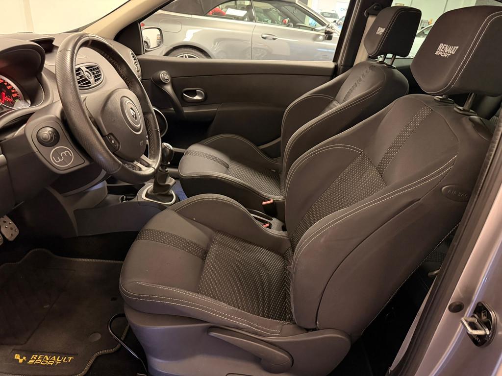 Renault Clio 2.0-16V RS | Nieuwe Distributie en koppeling |, Auto's, Renault, Voorwielaandrijving, 1998 cc, Gebruikt, 4 cilinders