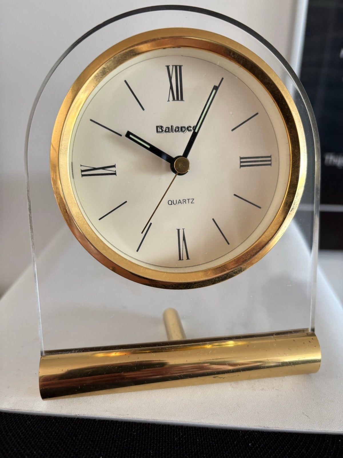 Balance kwarts tafelklok - Plexiglas & Messing (Jaren '80), Goud, Vintage, Analoog, Werkt op batterijen