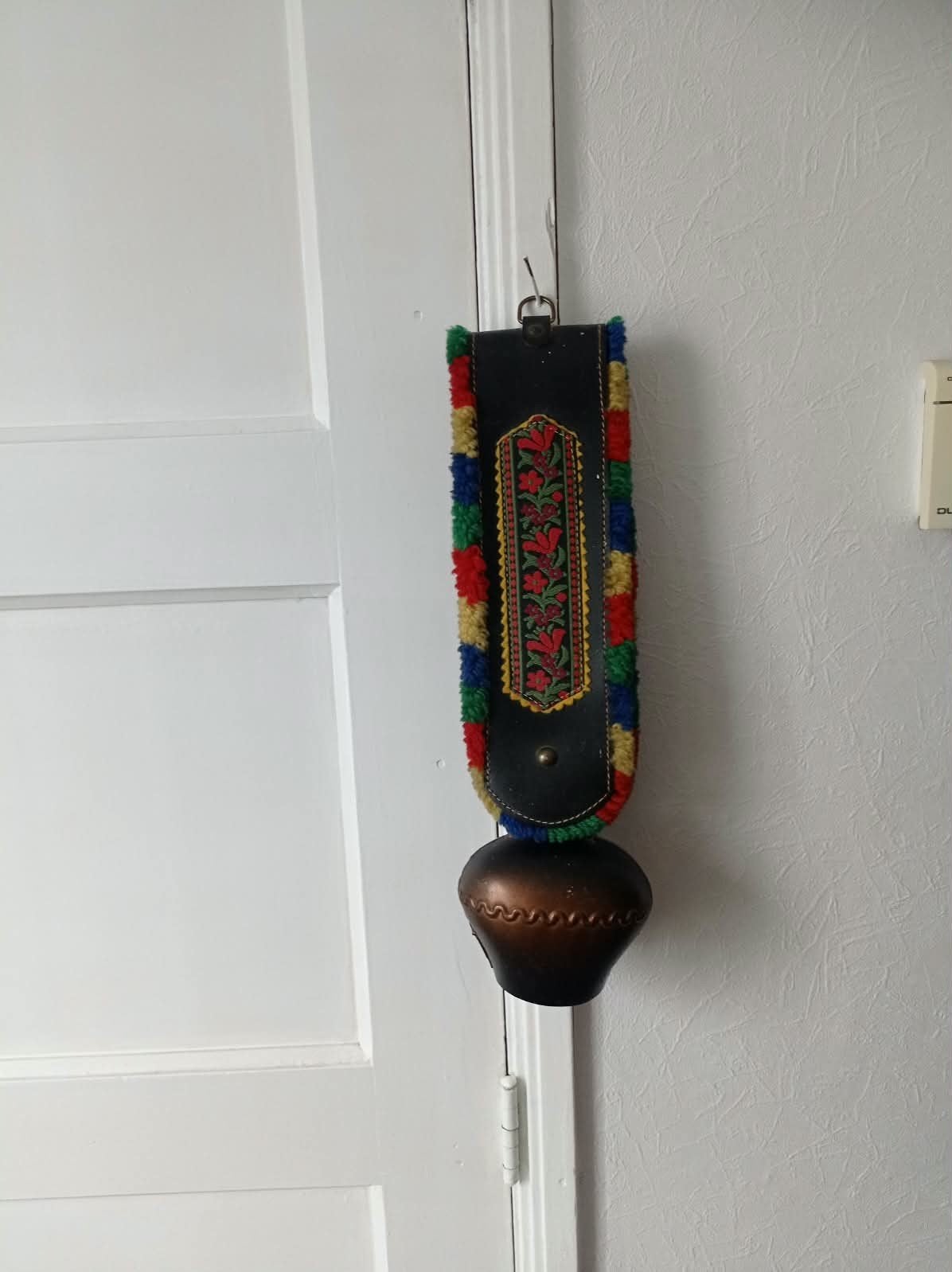 Decoratieve Alpen Koebel met Leren Band en Franjes, Gebruikt, Meerkleurig, Ophalen of Verzenden, Landelijk