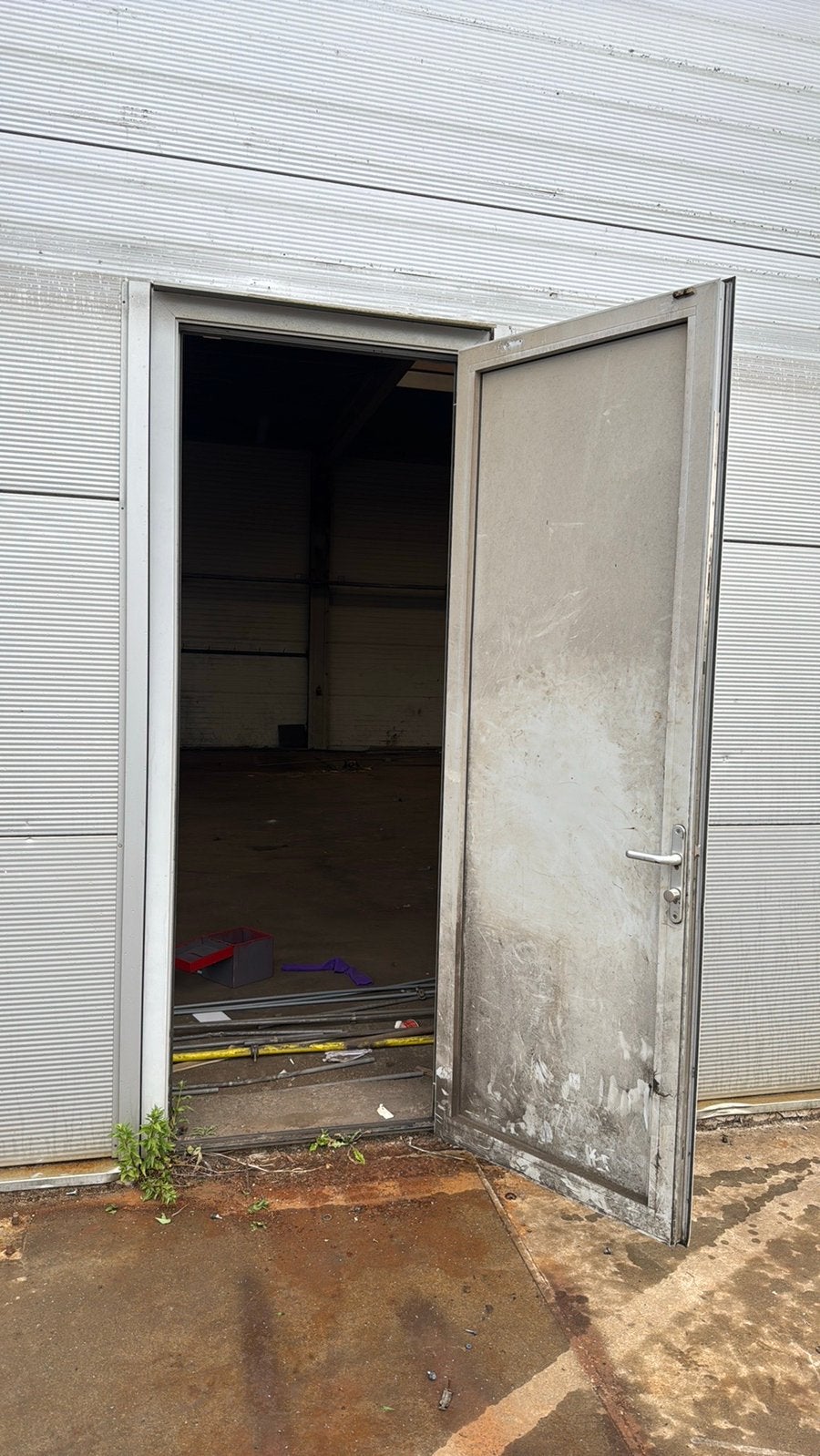 Gebruikte metalen buitendeur - grijs, robuust, Ophalen, Gebruikt, 120 cm of meer, Buitendeur