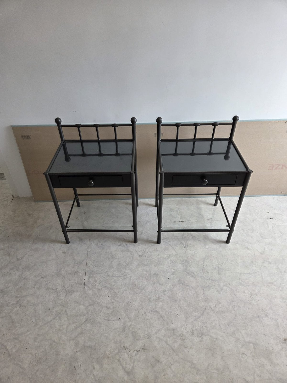 2x Zwart metalen nachtkastjes/bijzettafels met lade, Ophalen, Minder dan 45 cm, Metaal of Aluminium, 55 tot 70 cm