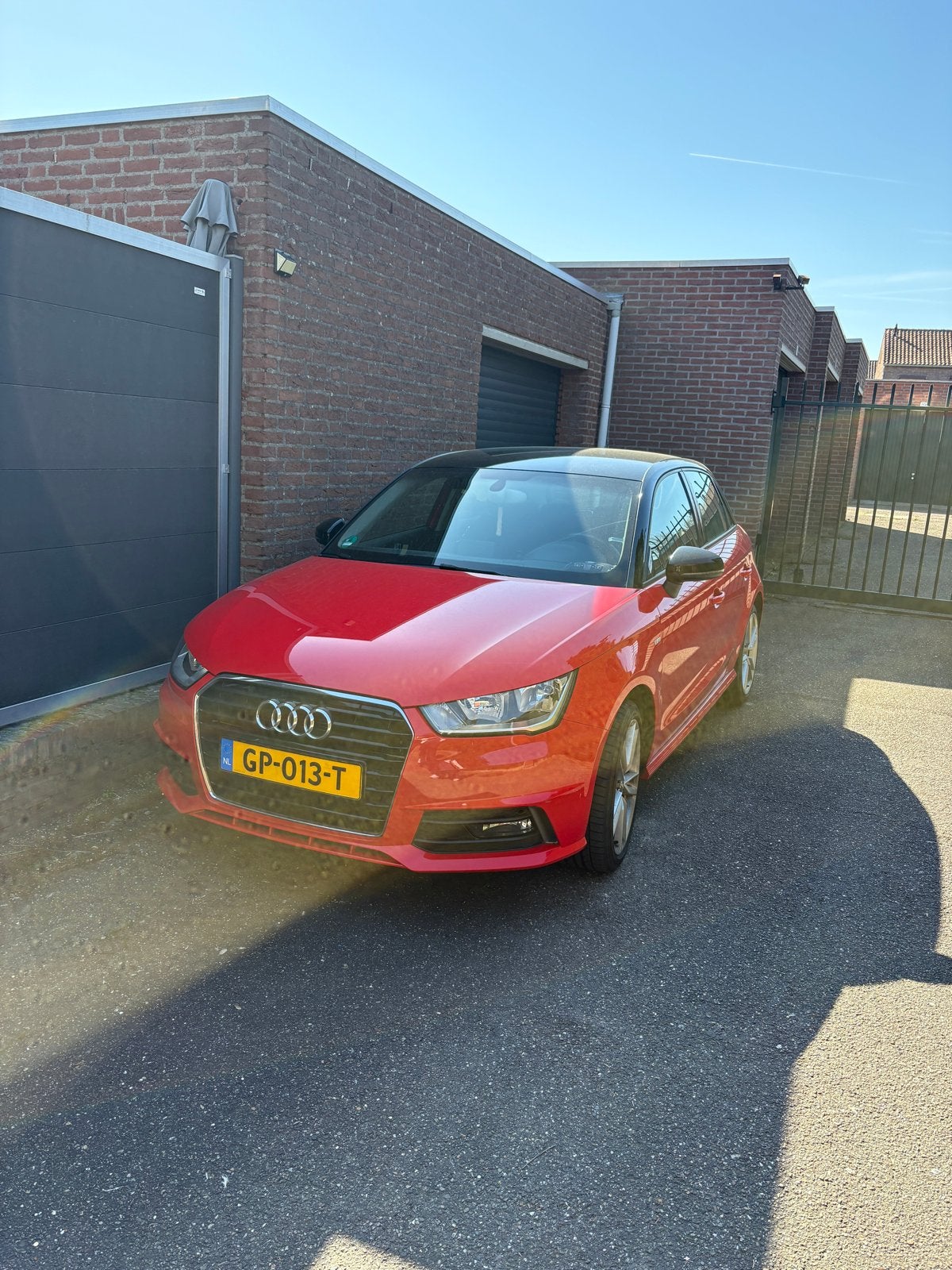 Audi A1 1.0 Tfsi 2015 Rood zwart, Auto's, Audi, Voorwielaandrijving, Stof, Zwart, 95 pk