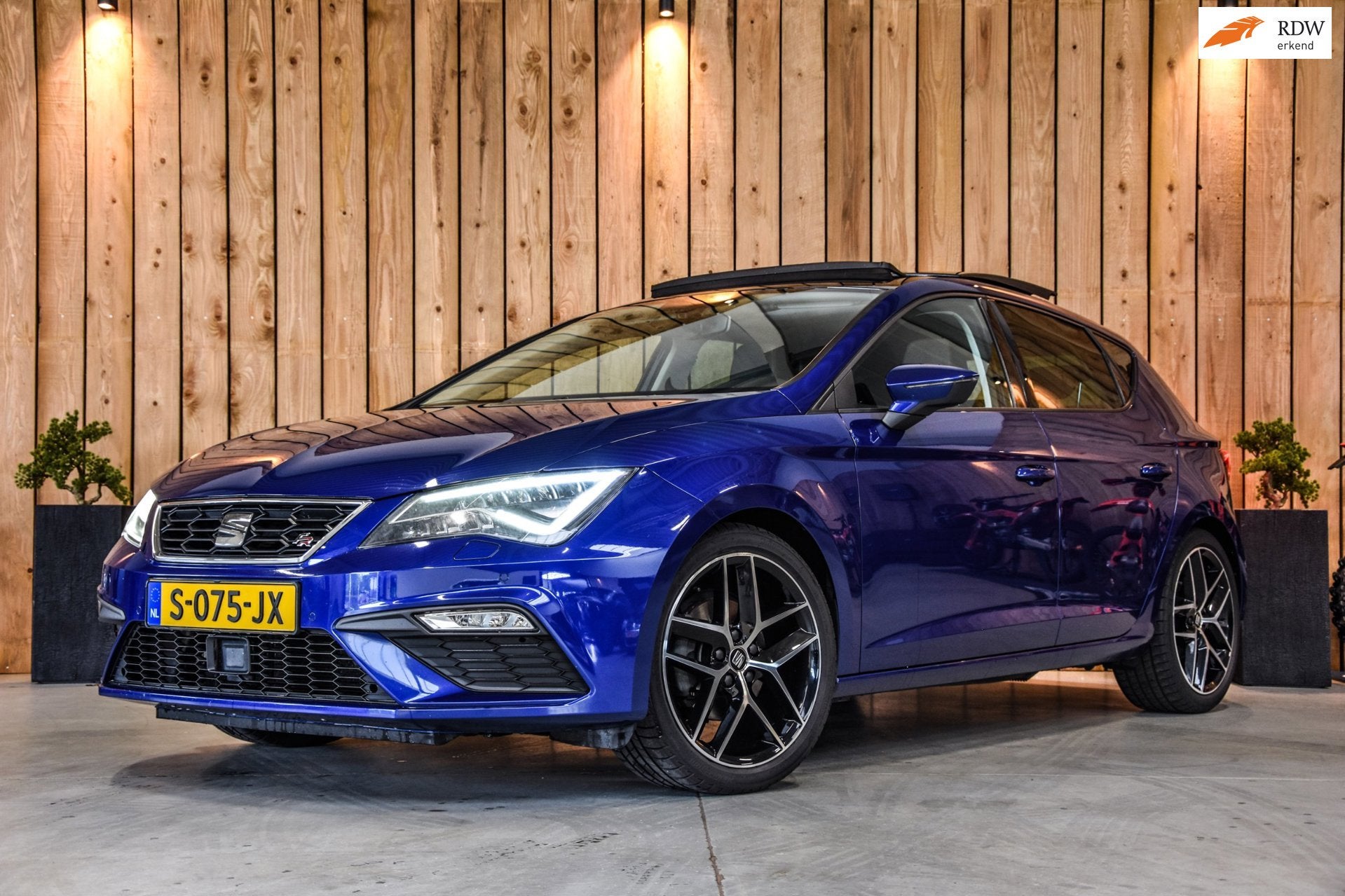 Seat Leon 1.5 TSI FR *Pano*Camera*Virtual*Keyless*Led*Stoelv, Auto's, Euro 6, 4 cilinders, 150 pk, Bedrijf