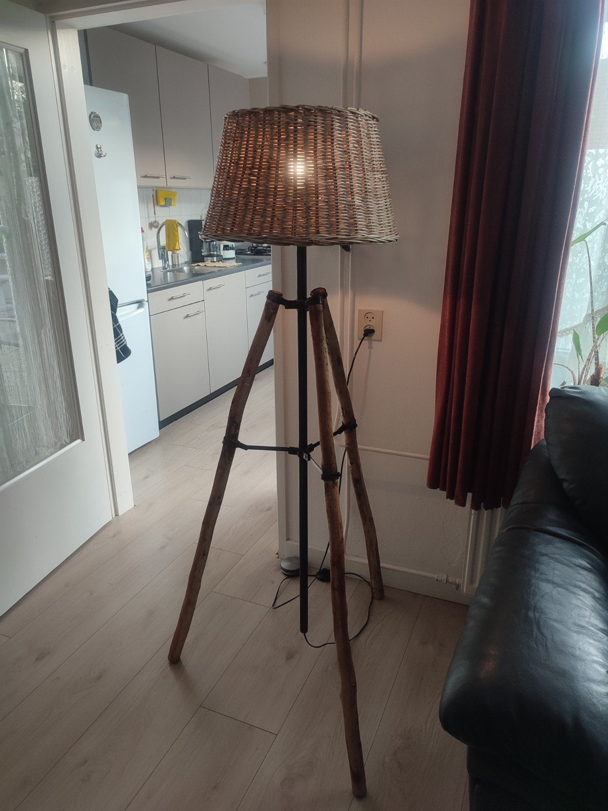 Unieke staande lamp met pootjes van stammetjes en rieten kap, Huis en Inrichting, Ophalen, Gebruikt, E27 (groot), Landelijk, Organisch, Bohemian