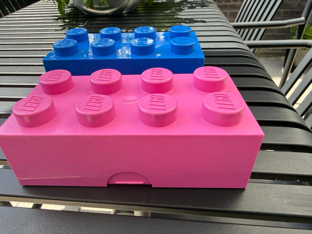 2 Lego brooddozen - roze en blauw, Ophalen of Verzenden, Gebruikt, Accessoire, Lego