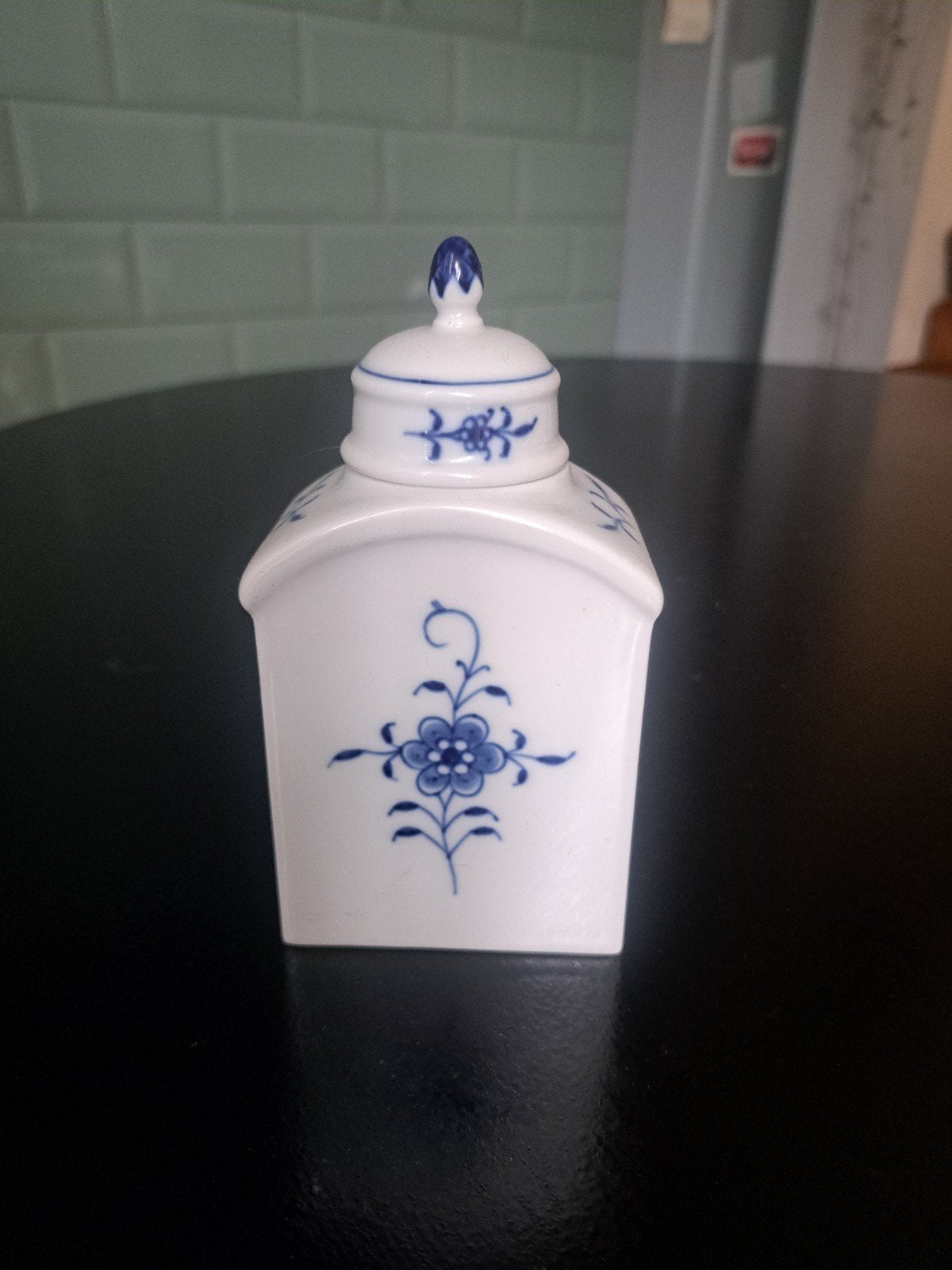Meissen porseleinen theebus met Zwiebelmuster decor, Ophalen of Verzenden
