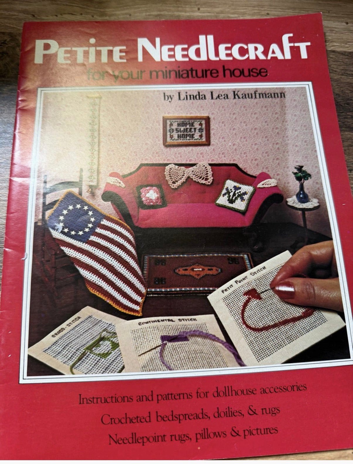 Petite Needlecraft for Your Miniature House uit 1976, Hobby en Vrije tijd, Ophalen of Verzenden, Zo goed als nieuw, Overige typen