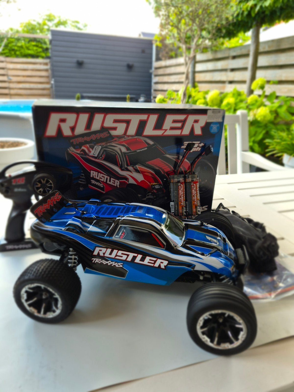 Traxxas Rustler RC auto met 2 accu's en afstandsbediening, Hobby en Vrije tijd, Modelbouw | Radiografisch | Auto's, Elektro, Auto offroad