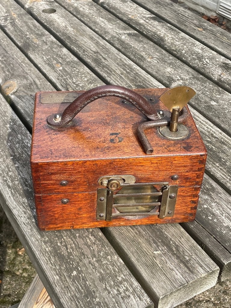 Zeer mooie oude houten duivenklok Benzing, Meerdere dieren, Postduif