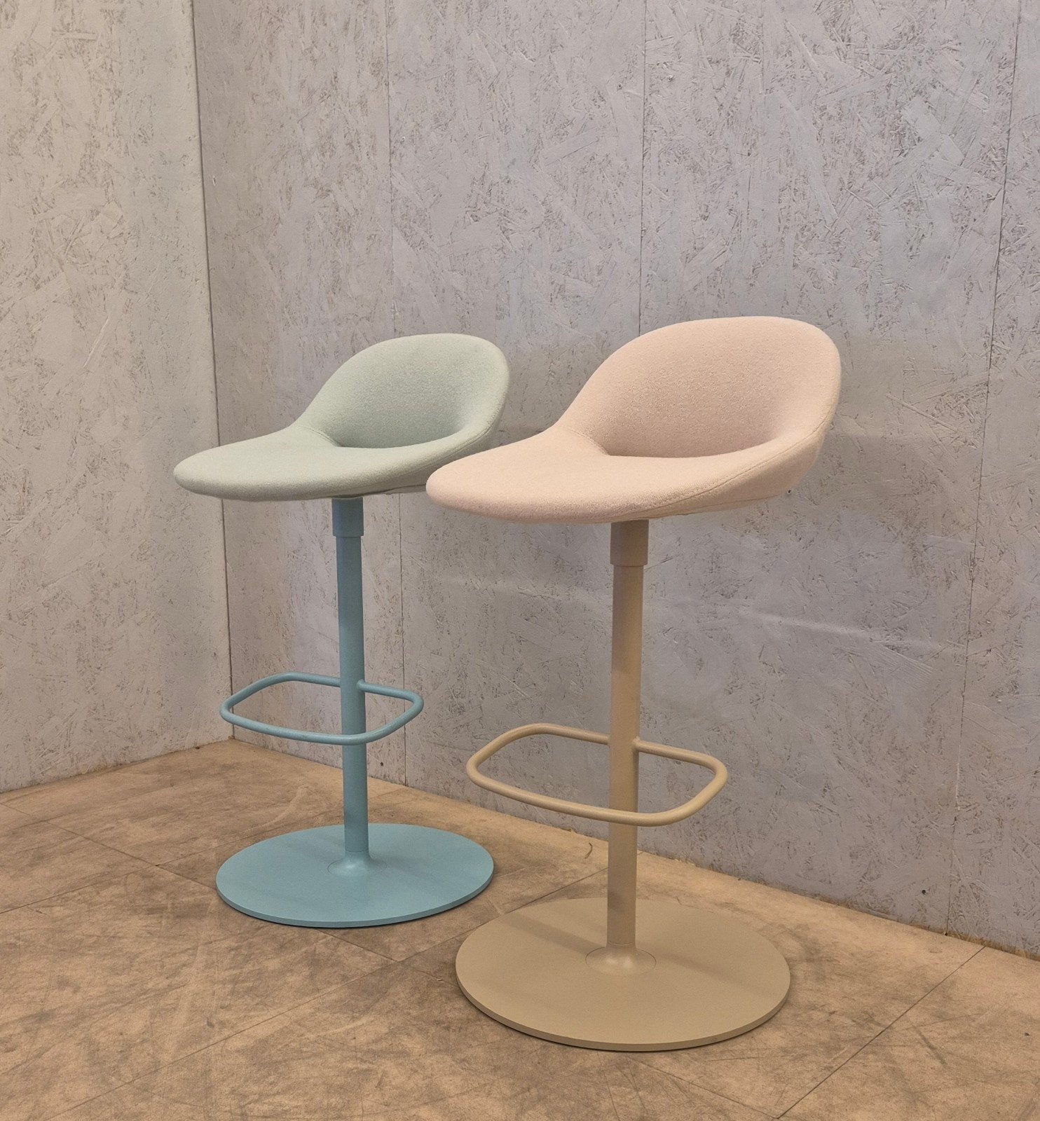 Artifort Beso barkrukken Khodi Feiz design, Ophalen, 60 tot 90 cm, Met voetsteun, Zo goed als nieuw
