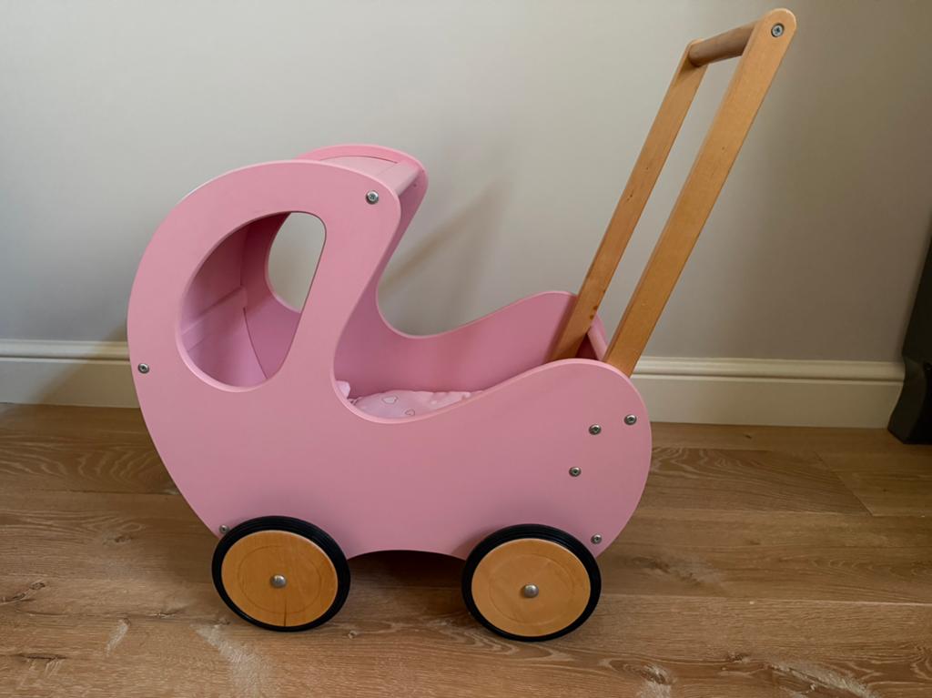 Roze houten poppenwagen hartjespatroon dekentje (nieuwstaat), Ophalen of Verzenden, Gebruikt, Overige typen