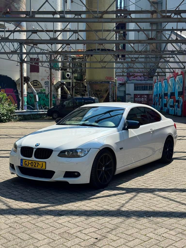 BMW 3-Serie 3.0 I 325i Coupe 2010 M pakket handgeschakeld, 745 kg, Achterwielaandrijving, Zwart, 4 stoelen