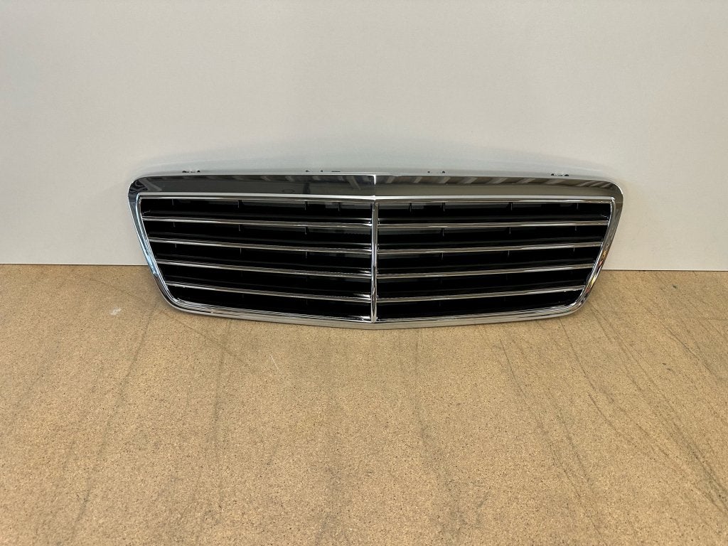 Originele Mercedes-Benz Grille A208 880 00 85 90 40, Auto-onderdelen, Niet ingevuld, Mercedes-Benz, Niet ingevuld, Nieuw