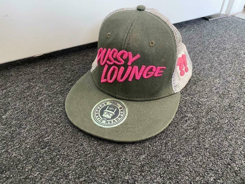 B2S Pussy Lounge merchandise snapback cap pet ZGAN, Ophalen of Verzenden, Zo goed als nieuw, Pet