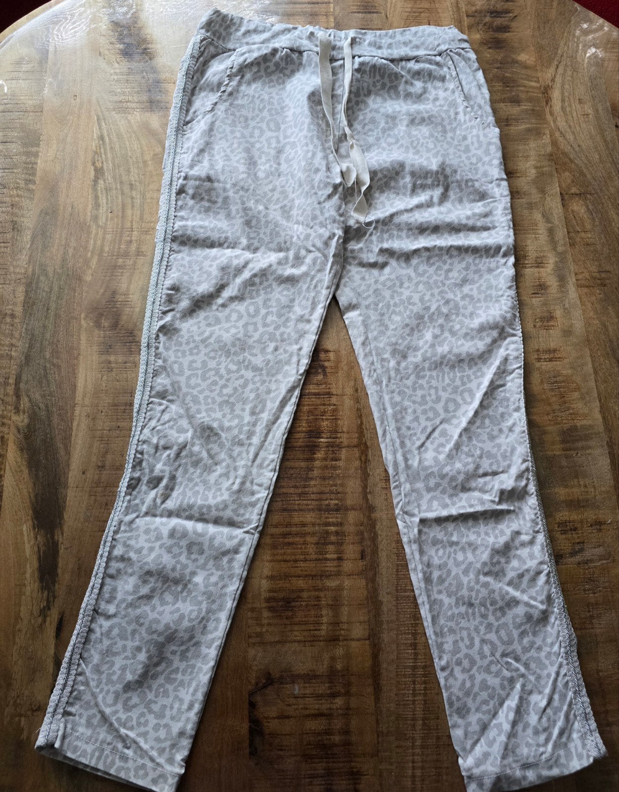 Comfortabele broek met luipaardprint - Maat 44, Maat 42/44 (L), Ophalen of Verzenden, Zo goed als nieuw, Grijs