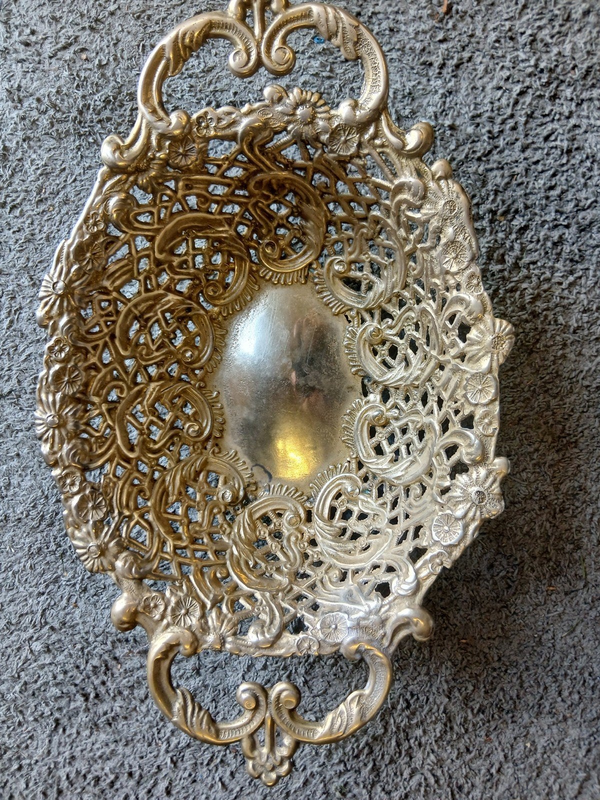 Decoratieve metalen schaal met handvatten, Antiek en Kunst, Antiek | Schalen, Ophalen of Verzenden