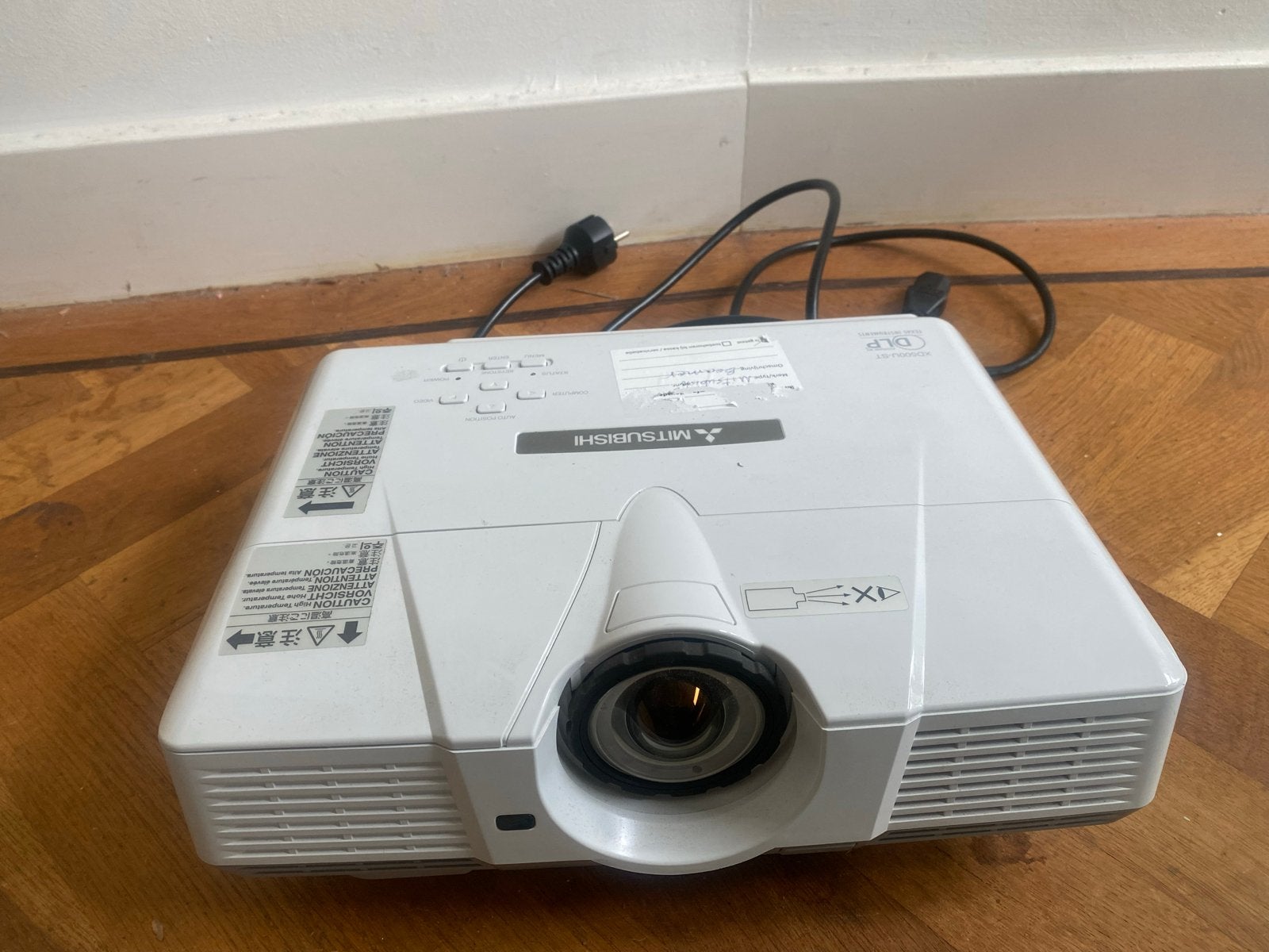Mitsubishi XD500U-ST Short Throw DLP Beamer Projector, Audio, Tv en Foto, Beamers, Gebruikt, Fabrikant: Mitsubishi Electric Europe B.V.