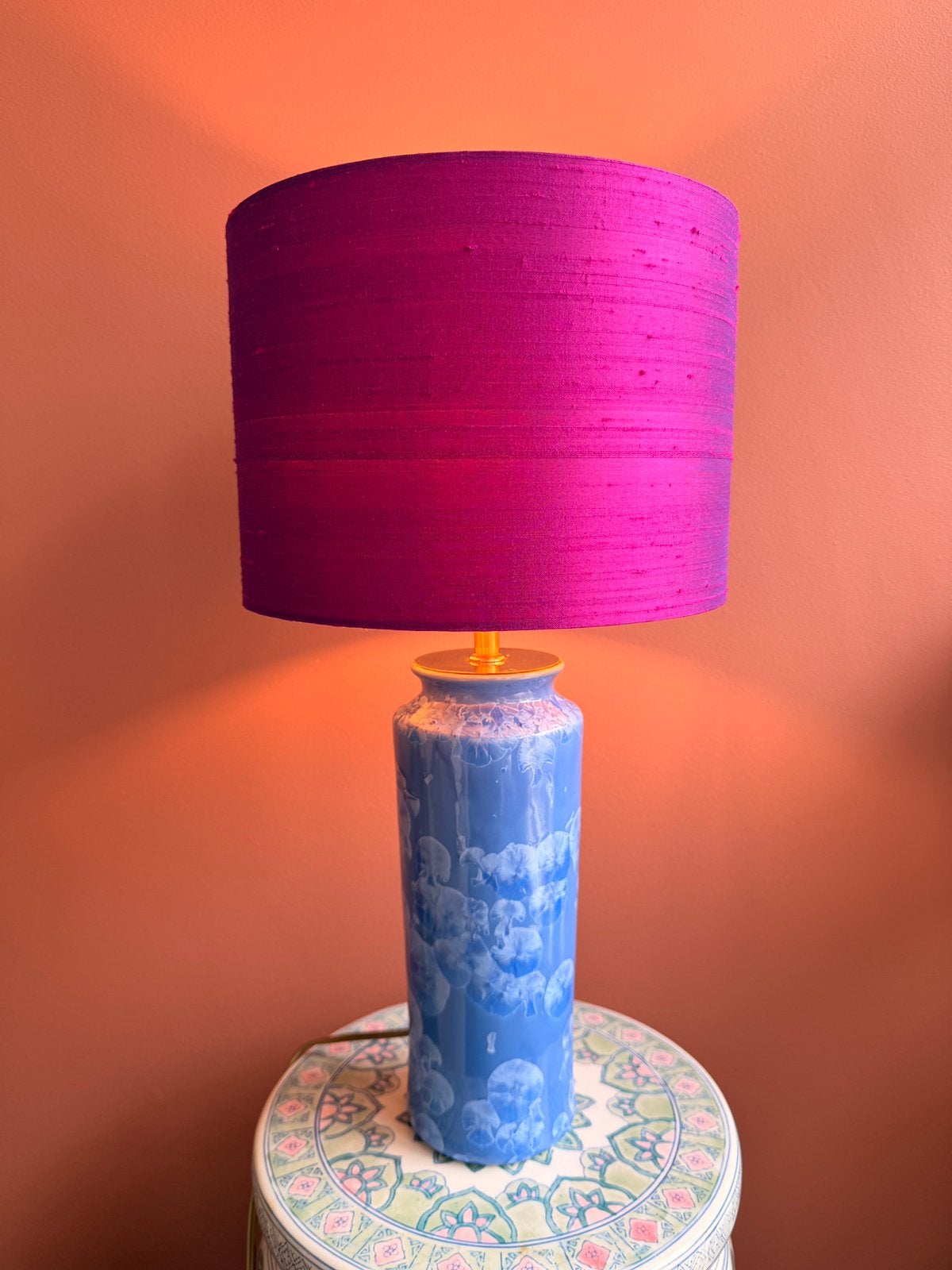 Blauwe geglazuurde vaas-lamp met roze/paarse ruwe zijden kap, Huis en Inrichting, Lampen | Tafellampen, Vintage, Nieuw, Sfeerlamp
