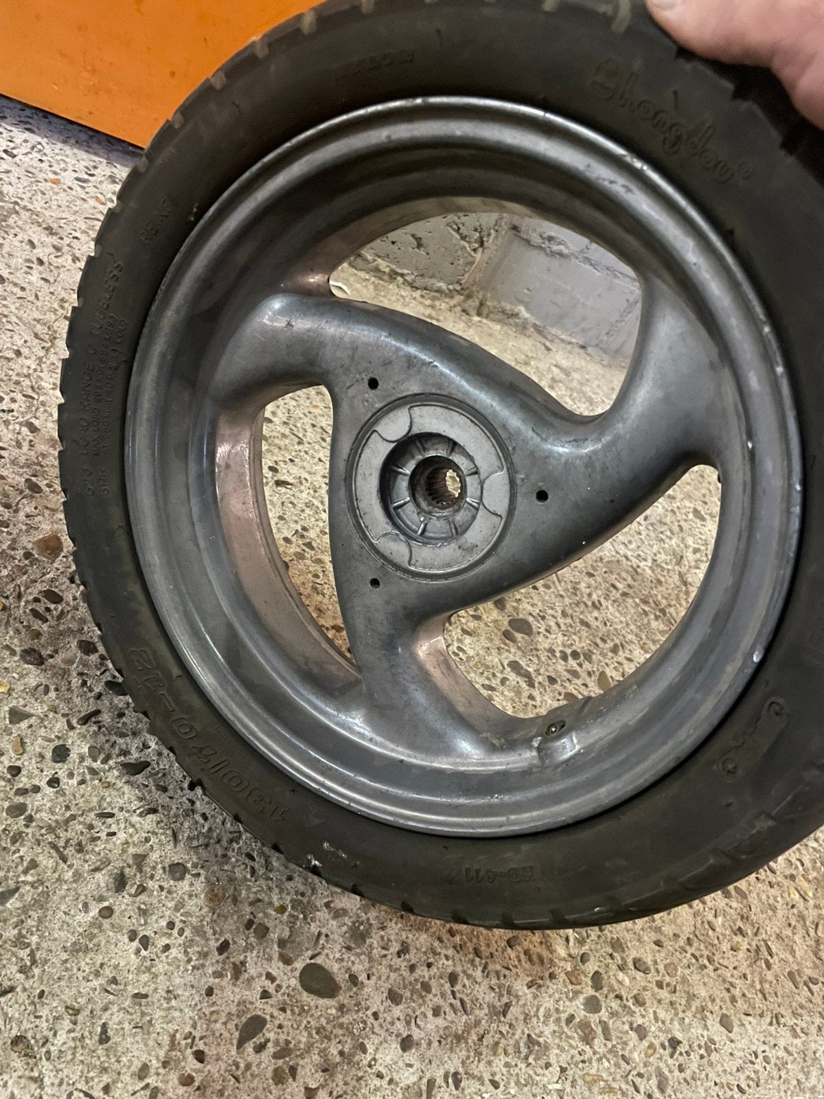 Peugeot vivacity achterwiel grijs 10€, Ophalen, Zo goed als nieuw, Overige typen, Peugeot
