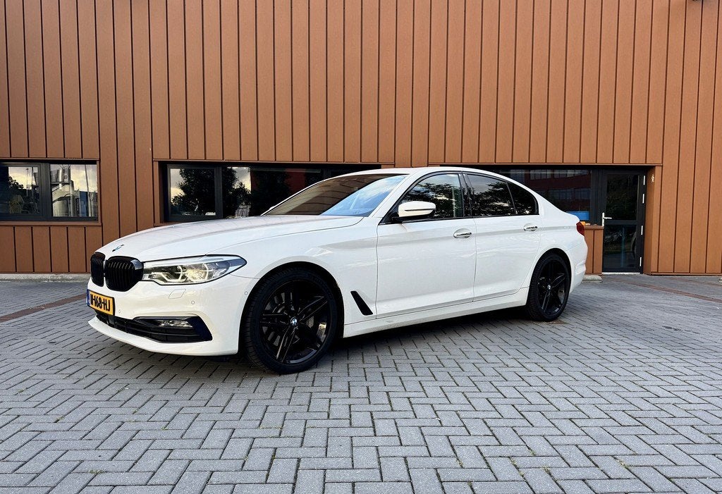BMW 530i xDrive Sport Line | HuD | Surround View | Schuifdak, 1998 cc, 2000 kg, Wit, Leder