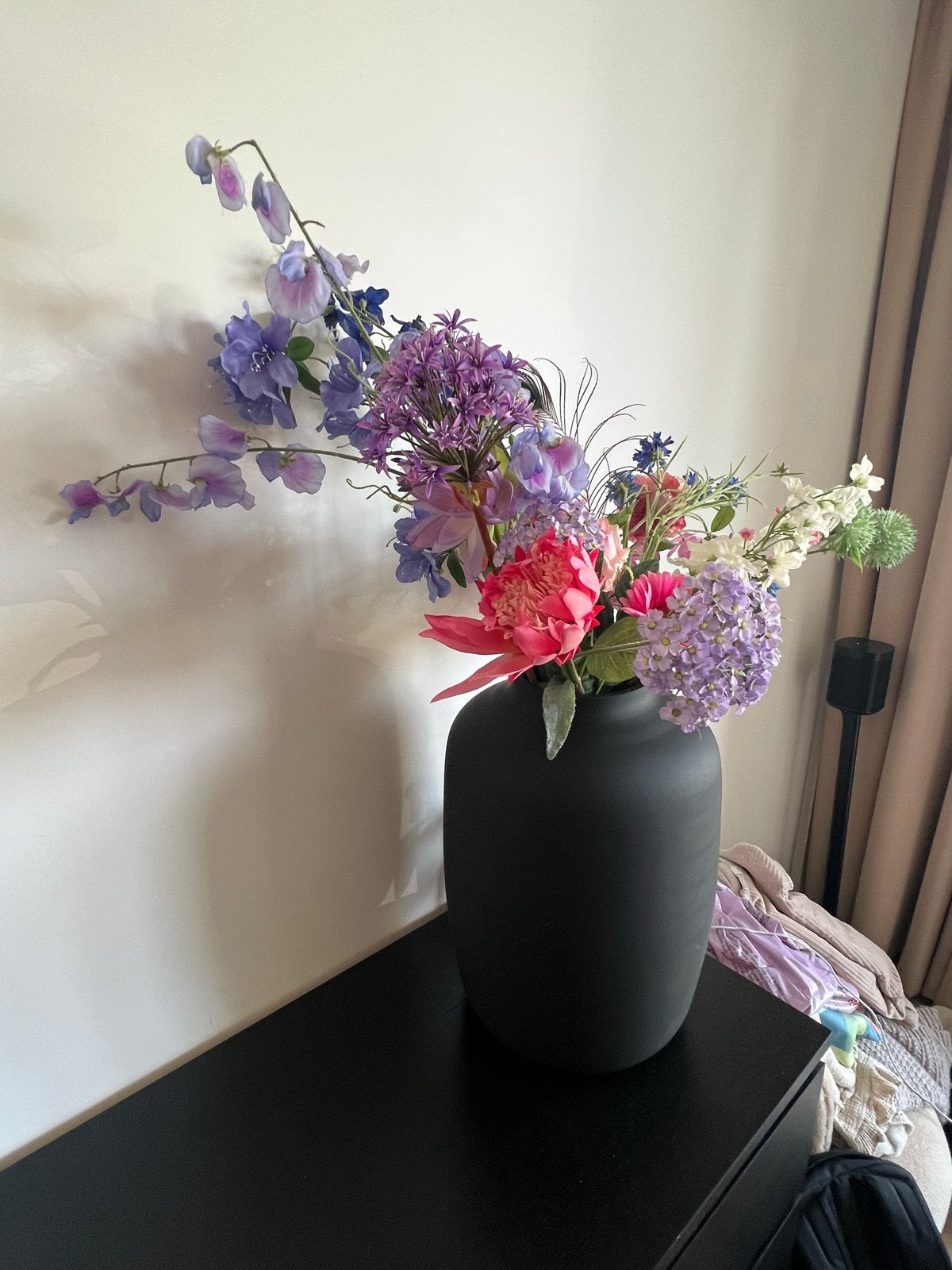 Zwarte vaas met zijden bloemen, Ophalen, Zwart, Inclusief decoratie, Zo goed als nieuw