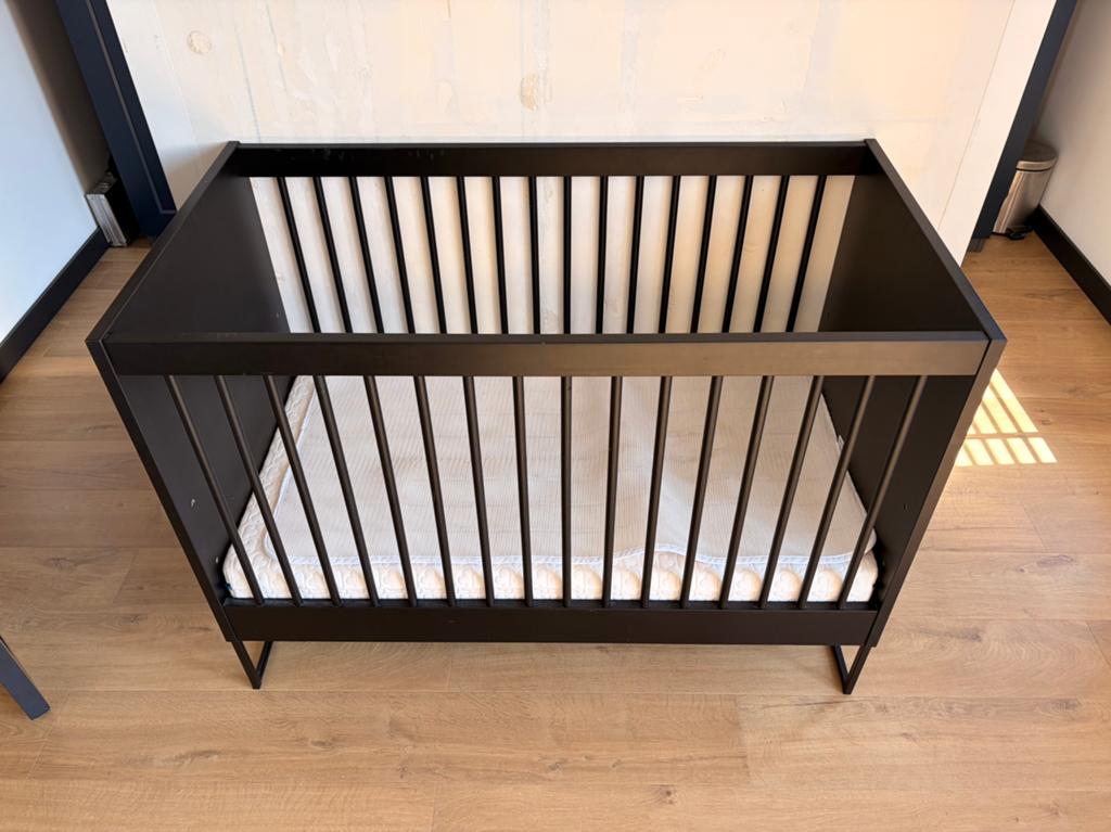 Kidsmill Intense II Babybed Mat Zwart - 60 x 120 cm, Kinderen en Baby's, Babywiegjes en Ledikanten, Ophalen, Gebruikt, Ledikant