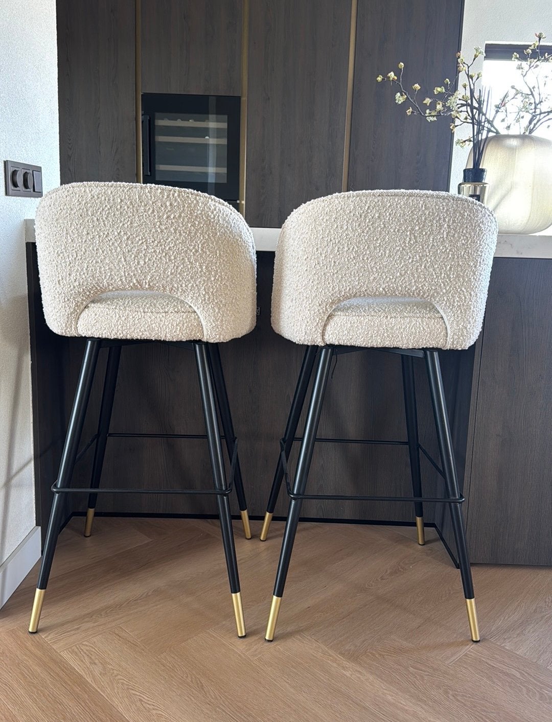 Eichholtz barkrukken crème bouclé goud 2 stuks, Huis en Inrichting, 5 krukken of meer, Ophalen, Zo goed als nieuw, 60 tot 90 cm