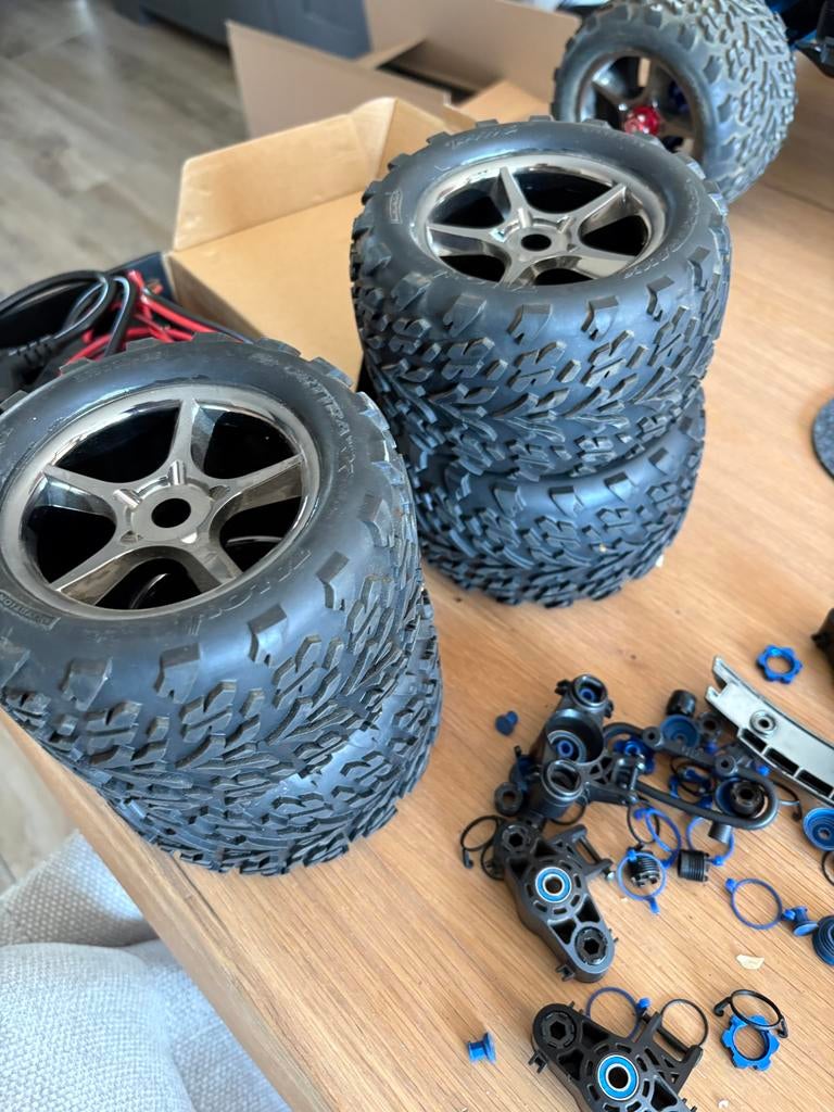 Traxxas E-Revo RC Auto met veel extra onderdelen, Hobby en Vrije tijd, Ophalen, Zo goed als nieuw, Auto offroad