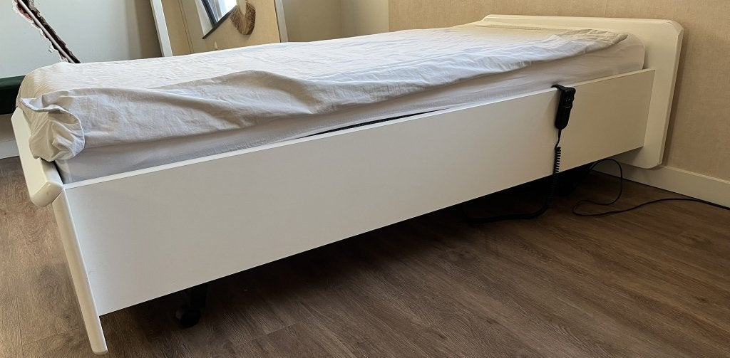 1 persoonsbed met elektrische lattenbodem en nachtkastje, Ophalen, 90 cm, Eenpersoons, Wit